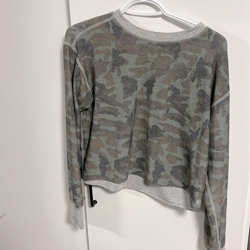 Body language camo longsleeve